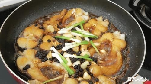 爱吃鱼?试试客家一道草鱼做法,简单又好吃,3斤出锅吃完想舔盘