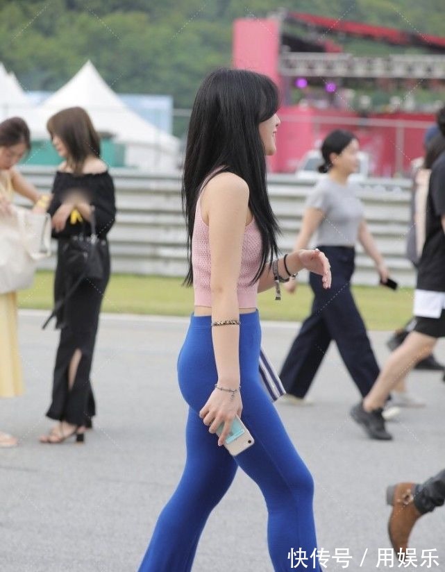 穿搭 运动风喇叭裤显腿长,搭配粉色上衣减龄同时突出优雅高贵的气质