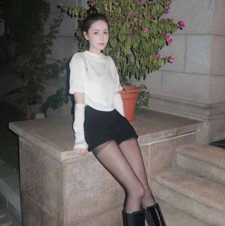 白色 白色上衣和黑色短裤,最常见的搭配了,但是不失时尚感