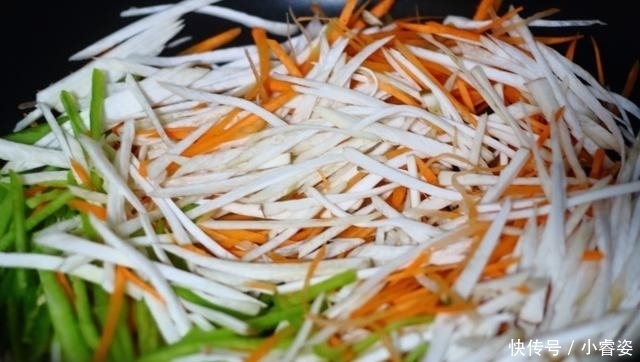 青椒|胡萝卜这样做，色香味全，营养丰富，简单炒一炒，5分钟就搞定