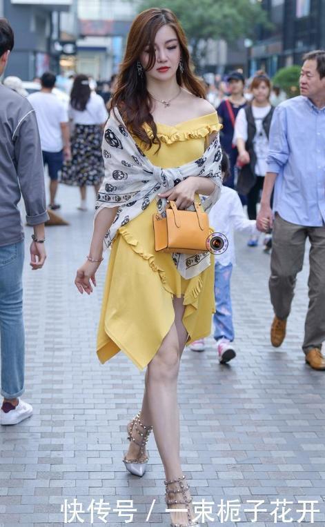 迷人|南方的美女姐姐,露肩连衣裙搭配铆钉高跟鞋,时髦显迷人身材