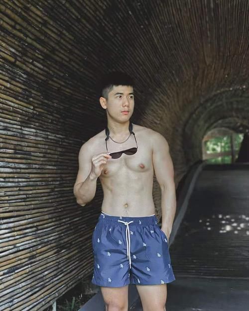 鲜嫩|鲜嫩型男爱健身+运动,挥洒青春汗水雕琢肌肉,胸肌和臂肌很有料