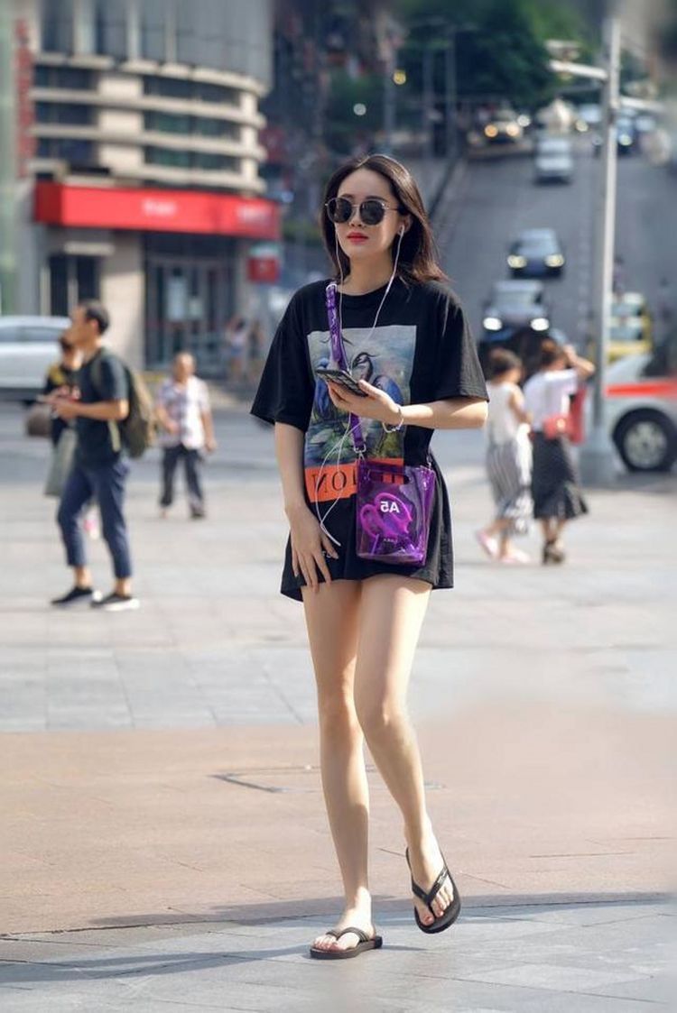养眼|路人街拍：长腿小姐姐的夏日穿搭，清新养眼笑容迷人