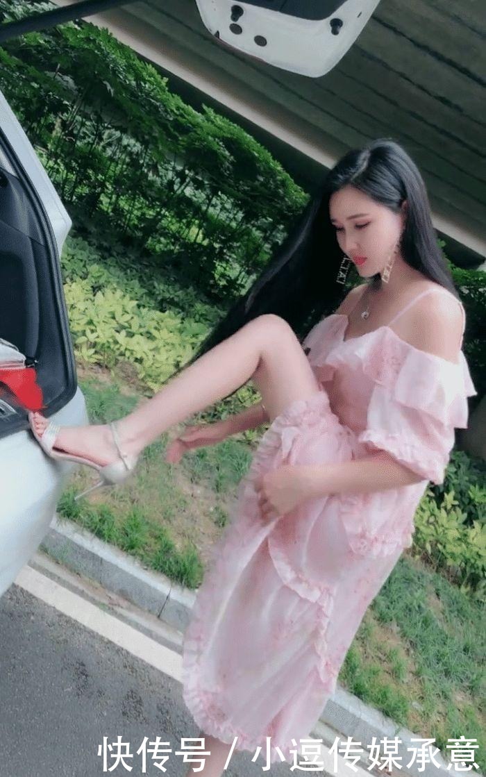 与众不同|户外穿着连衣裙的美女,穿鞋的方式都那么的与众不同