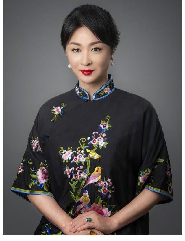 变性女星搭档黄晓明主持「宣传海报被消失」 气炸杠上电视台