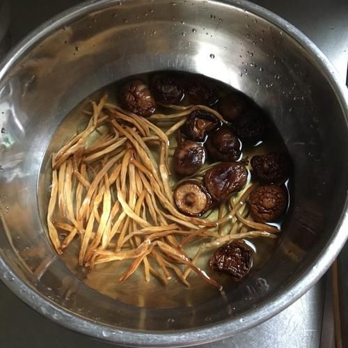 香菇黄花菜鸡汤，营养滋补，鲜美不腻