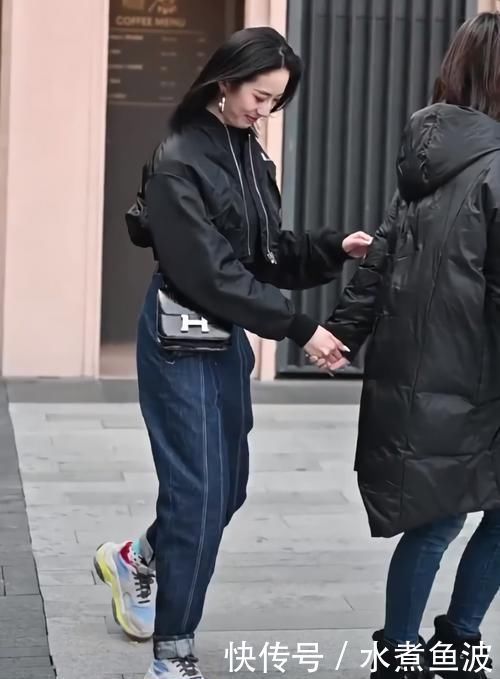 时尚|街拍美女黑衣蓝裤的小姐姐好帅气,抬脚就被“猫印鞋”抢镜了