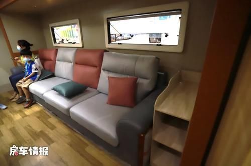黑白极简|酷似高铁的房车见过吗?客厅超级大带独立儿童房,有两室一厅一卫