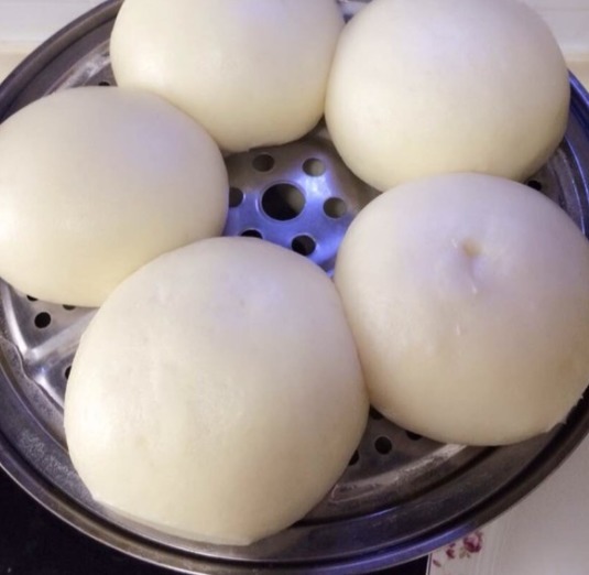 发面时,别只会加酵母,再加这2样,半小时发满盆,个个暄软蓬松