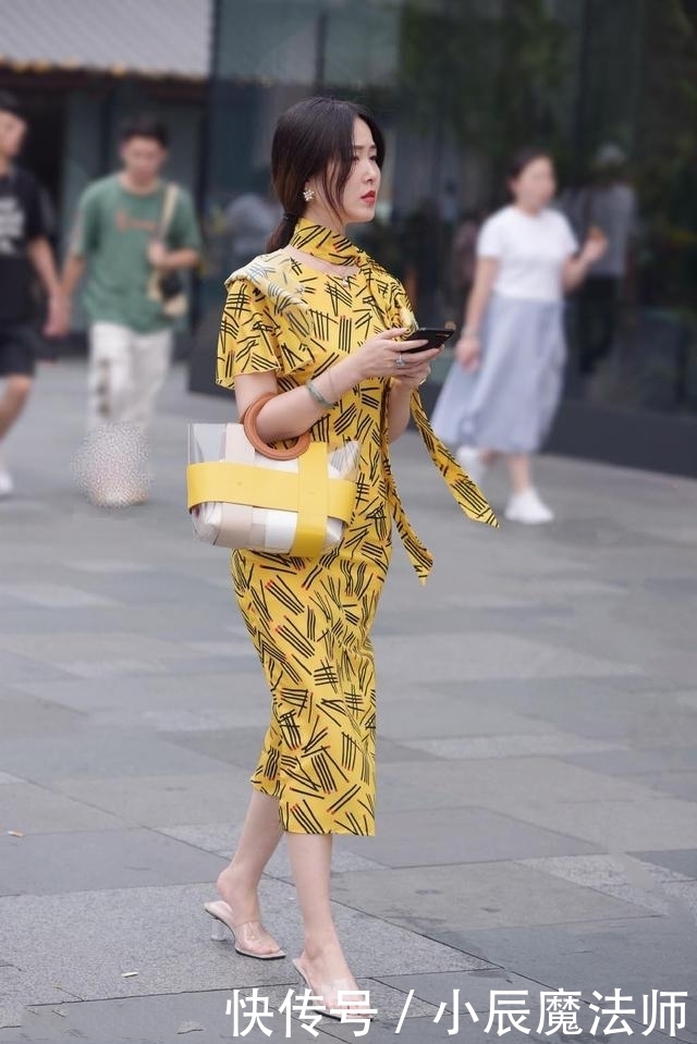 路人街拍，搭配一件露肩的雪纺衫，非常显高挑