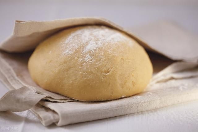 面团|三伏天蒸包子，用酵母粉还放碱面吗？照着发面，包子蓬松圆鼓