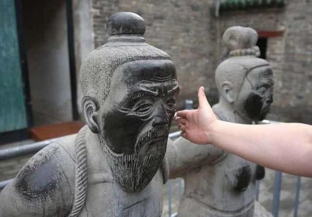 张俊|岳飞墓前原本跪着5个罪人，如今只有4个，是谁不用跪了？