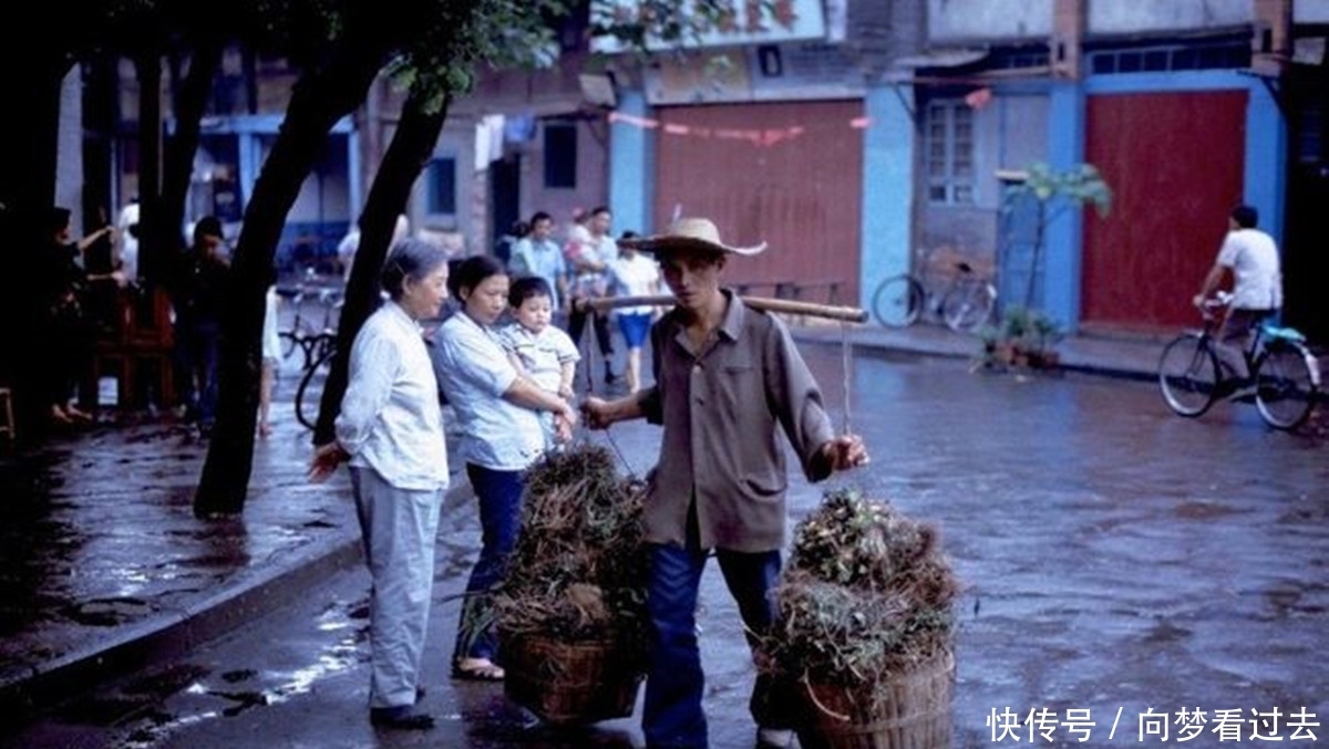 老照片：80年代的成都，热情火辣的蓉城旧影让人回味无穷