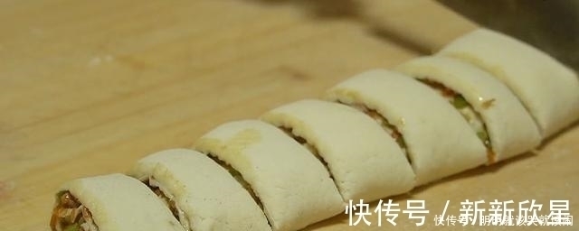早餐|终于找到了！早餐最好吃的做法，不蒸不油炸，层层裹着馅料，真香