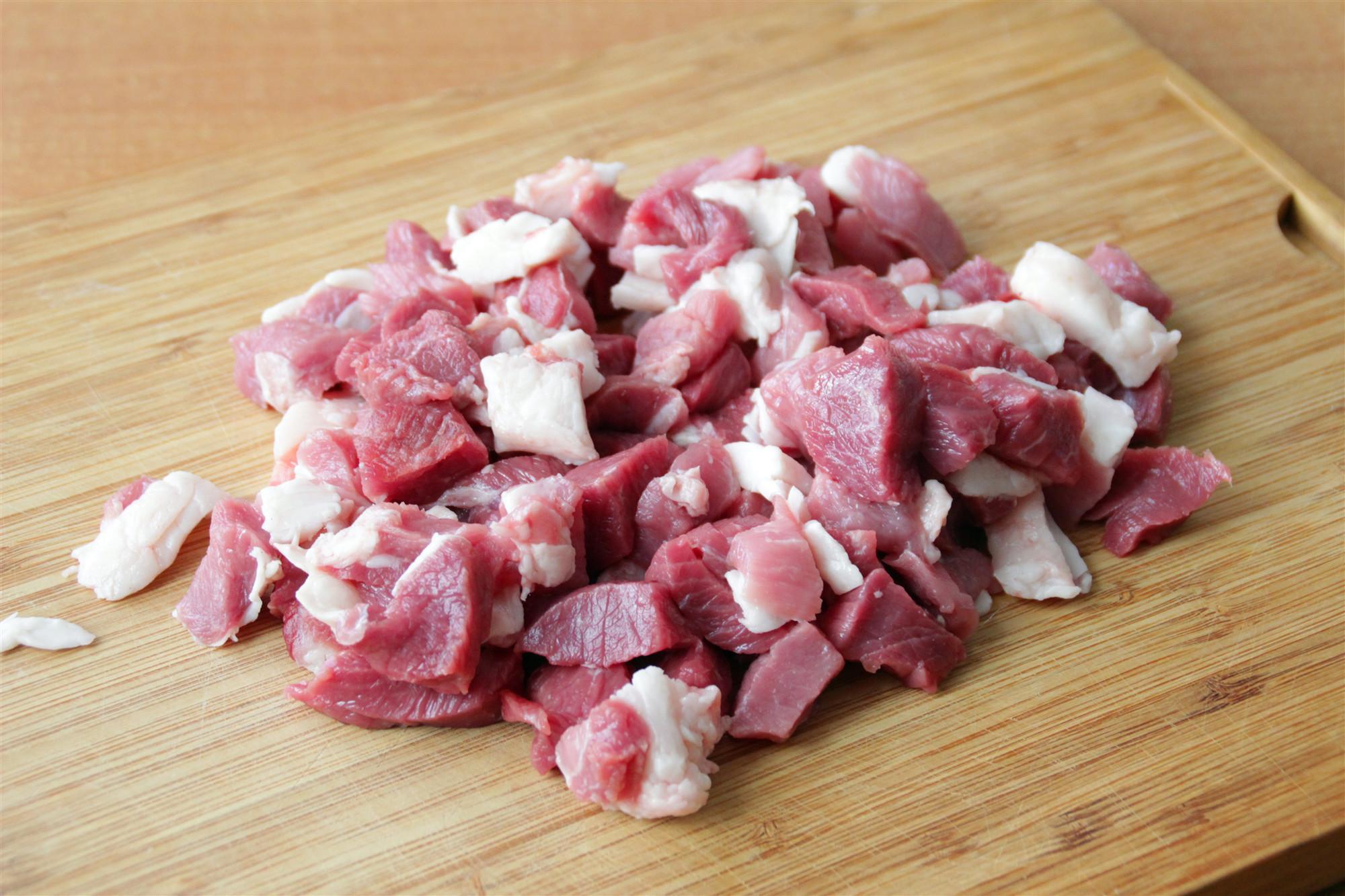 羊肉和孜然是绝配，教你在家烤羊肉大串，味道和烧烤店的一样好吃