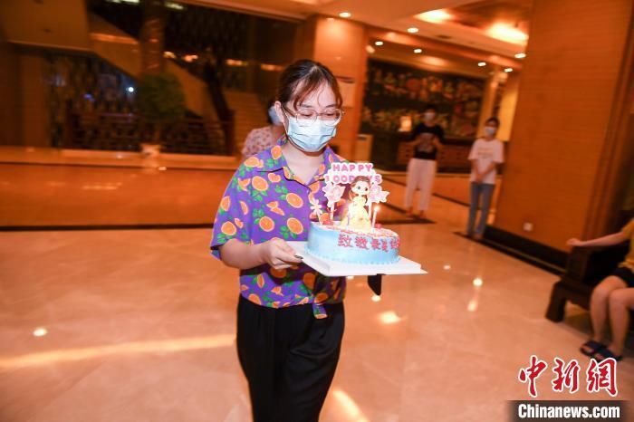 护士们|支援张家界护士赠医生生日蛋糕庆医师节