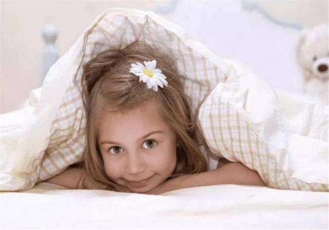 孩子|一家四口睡姿火了,网友忍不住调侃:爸妈是真爱,孩子是意外