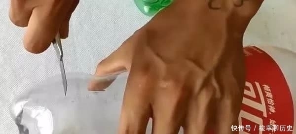 妙用|两个塑料瓶中间穿一根筷子,没想到还有这个妙用,学会了受用一生
