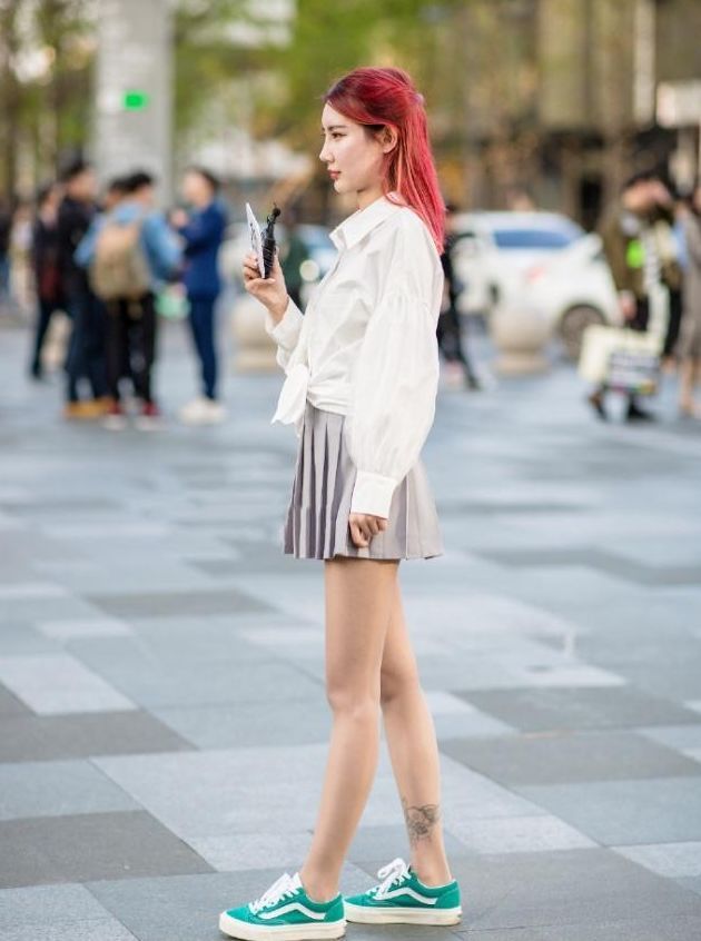 小西装 衬衣搭配百褶裙的小姐姐,打结的穿搭更受亲睐,尽显纤细大长腿