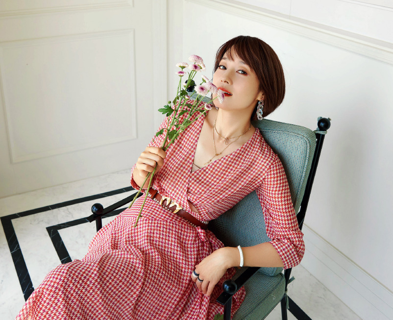 马伊琍穿格子裙也太有味道了吧!减龄又文艺,馋得只想赶紧买一件