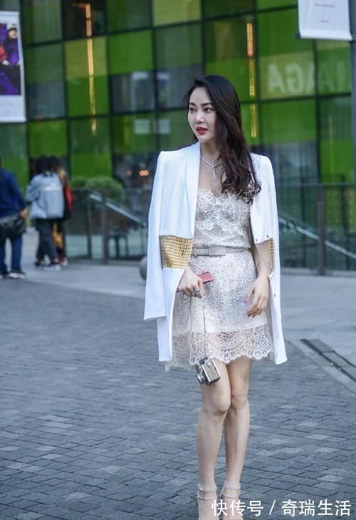造型 胖女孩的优雅造型,蕾丝连衣裙搭配白色外套,彰显独特的女神范儿