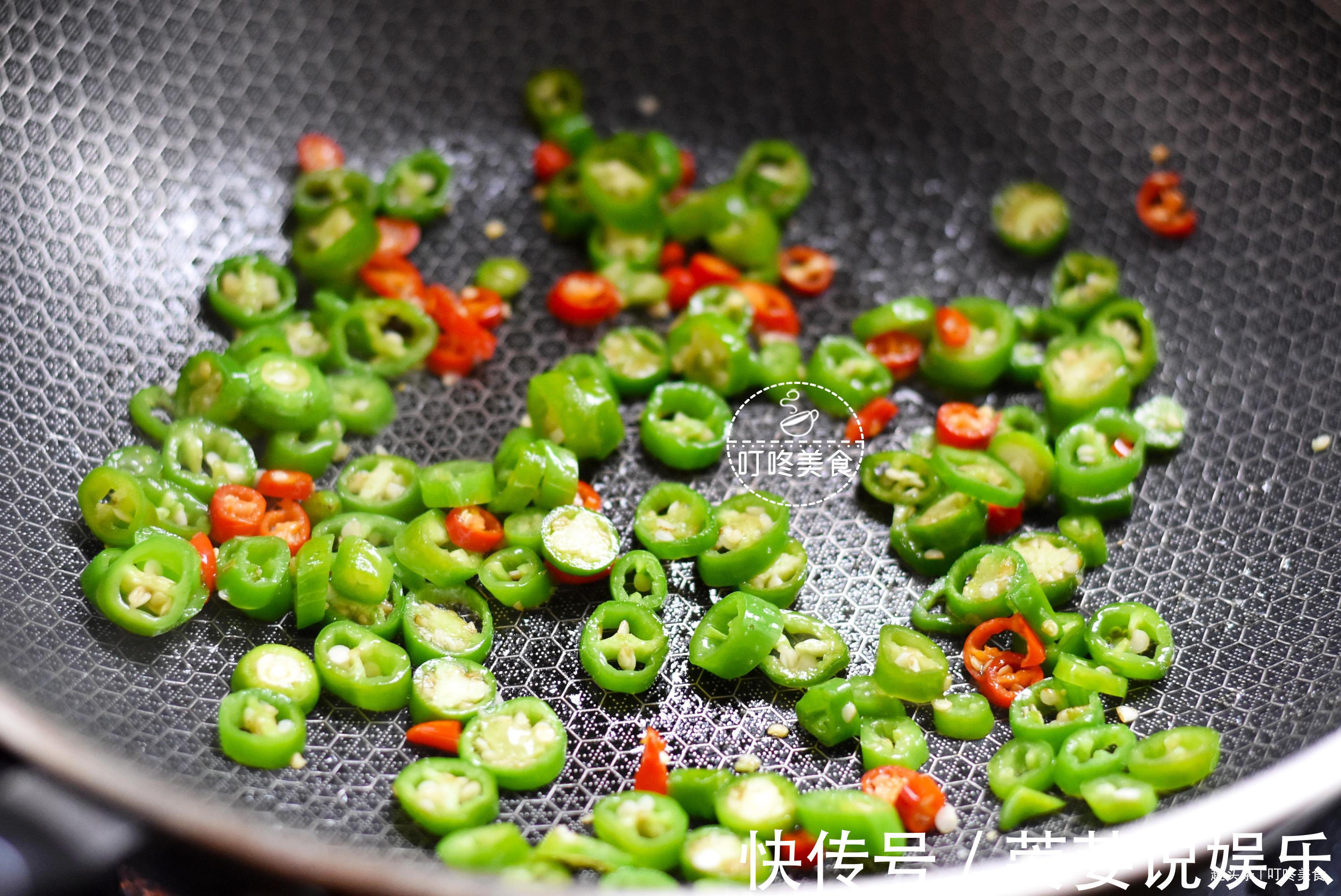 河虾最好吃的做法,简单一炒太香了,学会此做法,三斤都不够吃