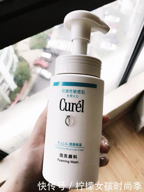 “清水洗脸”和“洗面奶洗脸”哪个更好？皮肤差距，很多人不知道