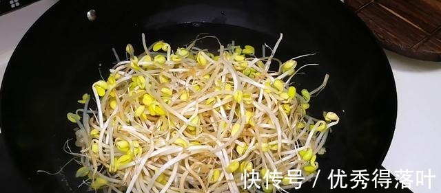 孩子暑假在家,迷上了这道菜,三天两头做一锅,解馋又下饭,真香!