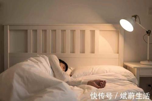 胆小鬼|“妈妈,我怕黑”,三种妈妈的不同反应,成就了孩子不同的性格