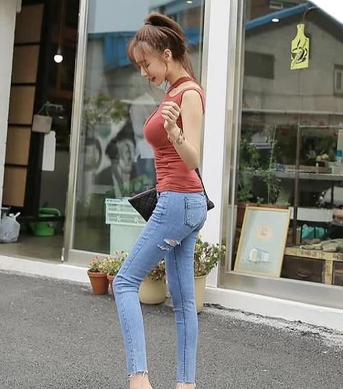 学院风 美女紧身上衣搭配紧身牛仔裤,穿出凹凸有致好身材,性感诱人
