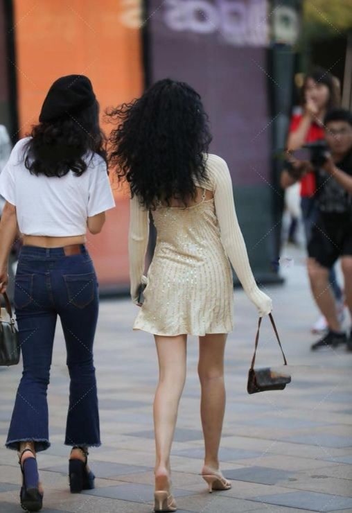 修身长裙 深灰色修身长裙,上身舒适,时尚大气