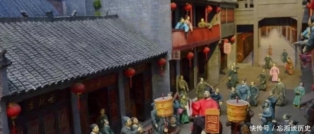 死囚牢$上联“地中取土,加三点以成池”,囚犯对出下联,免遭一死