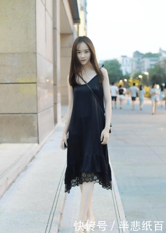 性感|街拍短发美女穿吊带条纹连衣裙,性感迷人,很养眼