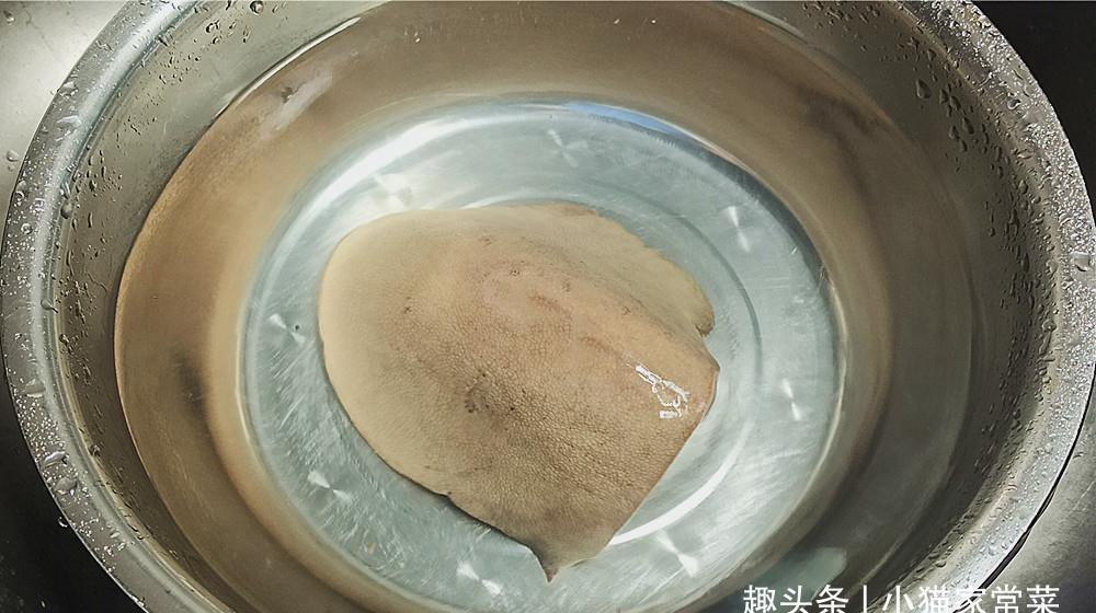 凉拌|猪肝不仅可以炒来吃,原来还可以这样做,成菜不柴不腥,特爽口