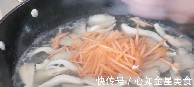 胡萝卜丝|白菜不要炖着吃了,加一把平菇,这样做太香了,开胃下饭又解馋!