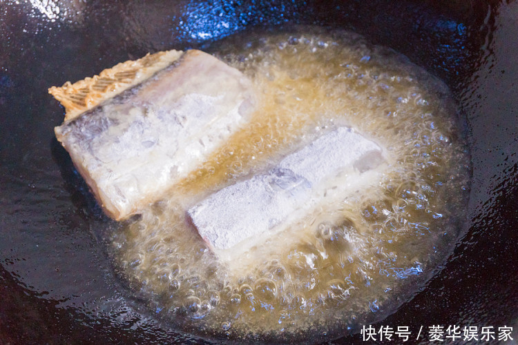 吃光|炸带鱼时,记得加点它,酥脆无腥味!上桌就吃光,全家人都喜欢