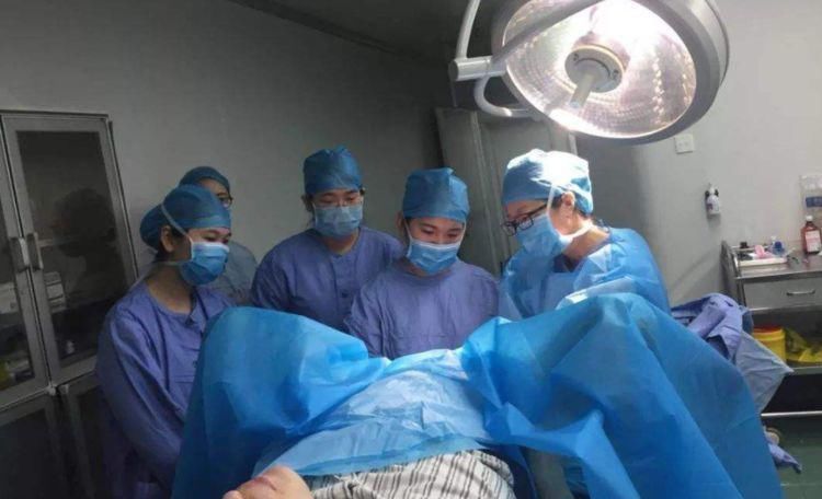 肚子|生完龙凤胎后,肚子剧痛感觉还有一个,护士赶来:“别大惊小怪”