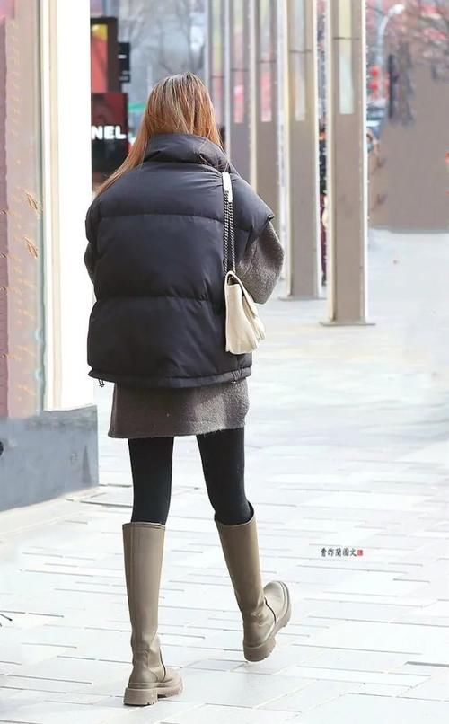 街拍:越穿越有高级感的高筒靴美女