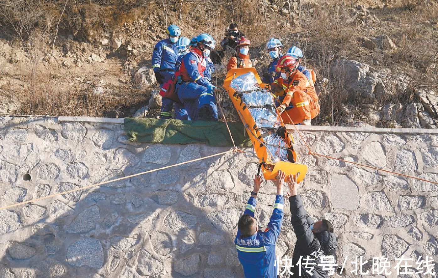 山地|门头沟区红十字救援队斋堂站正式挂牌成立，队员们立刻展开救援演练