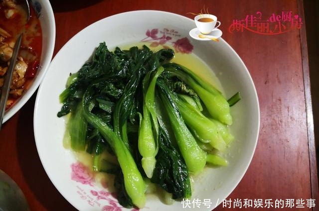 回娘家吃饭,母亲做了8道菜满满一桌,还是娘最疼人,网友羡慕
