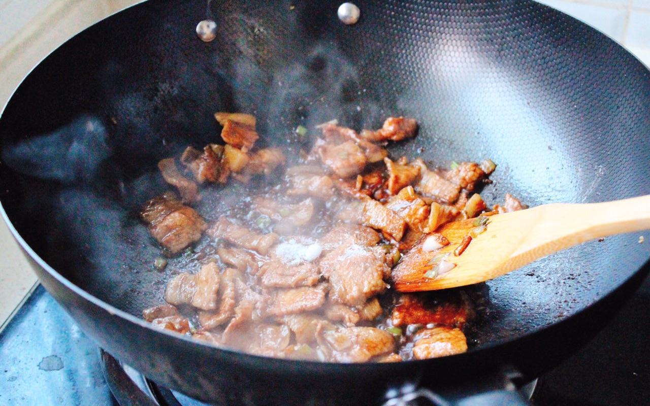 这样做出来的炒肉味道一级棒,一点也不输于饭店,又辣又开胃