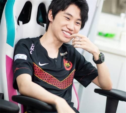 自由人|身价两千万的冠军选手,去新队后却待在地下室?自称已经有些后悔