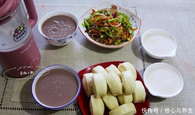 勤快宝妈家早餐朋友圈火了,每天有新花样,早餐店都没这丰盛