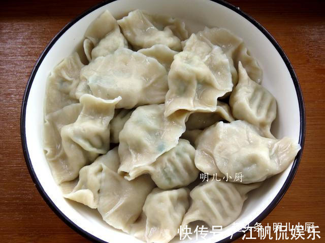 包饺子|包饺子这两种蔬菜一起放,皮薄馅鲜,一口下去满口香,太好吃了