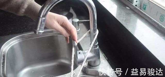 绳子|不管家里有钱没钱,水龙头上放一根绳子,厉害又好用,回家试一试
