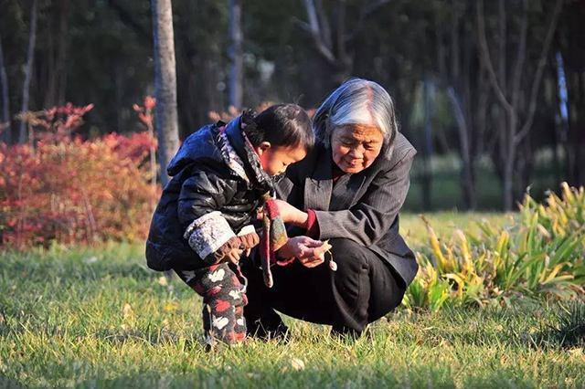 孩子|奶奶赌气丢下孙子，一分钟时间，奶奶赢了，可再也找不到孩子了