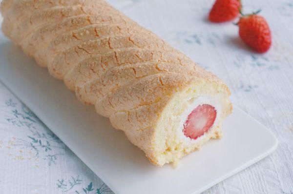草莓脆皮蛋糕卷这么做，健康还营养，好妈妈要收藏