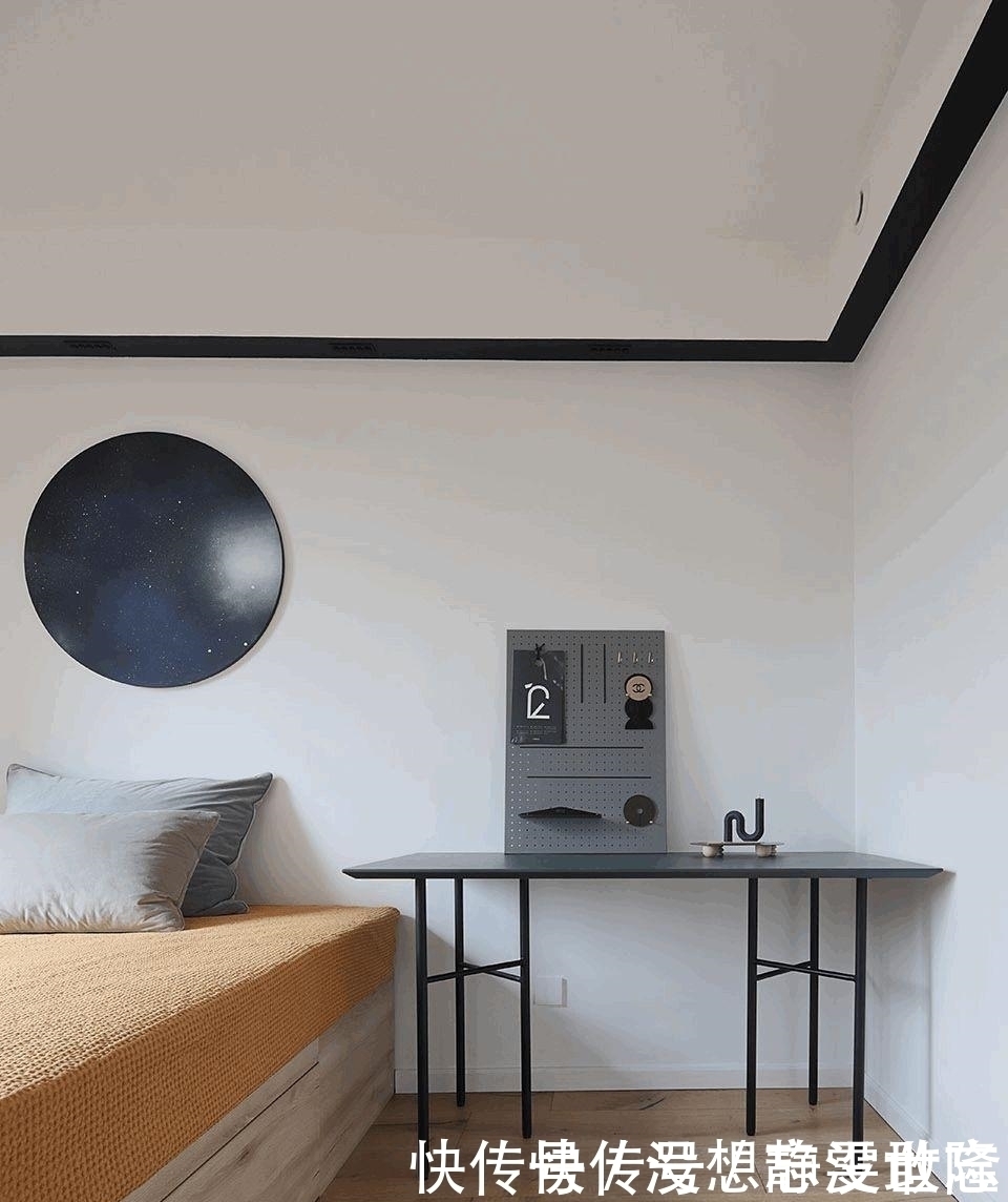 墙面|越来越多的业主终于清醒了，不要常规床头柜的卧室，好住又好清洁!