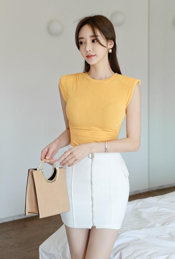 蛋黄色|孙允珠时尚穿搭蛋黄色薄纱短袖+白色修身裙,时尚优雅凸显气质
