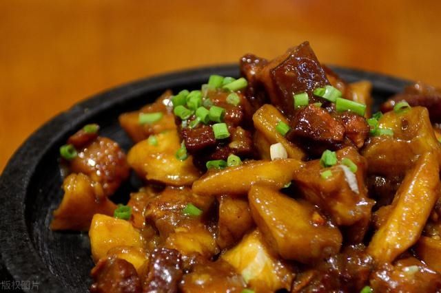 做红烧肉,别只知道加水,教你1招,红烧肉肥而不腻